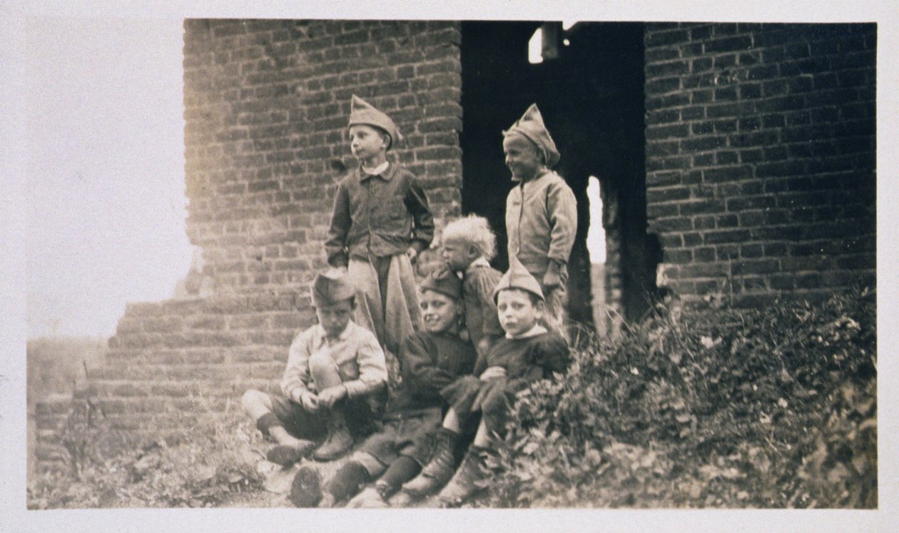Crianças no pós-guerra I França, 1919 de American Photographer