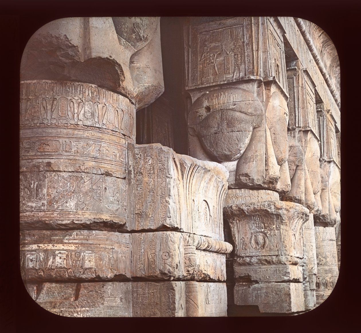 Colunas da fachada do templo de Denderah (slide de lanterna) de American Photographer