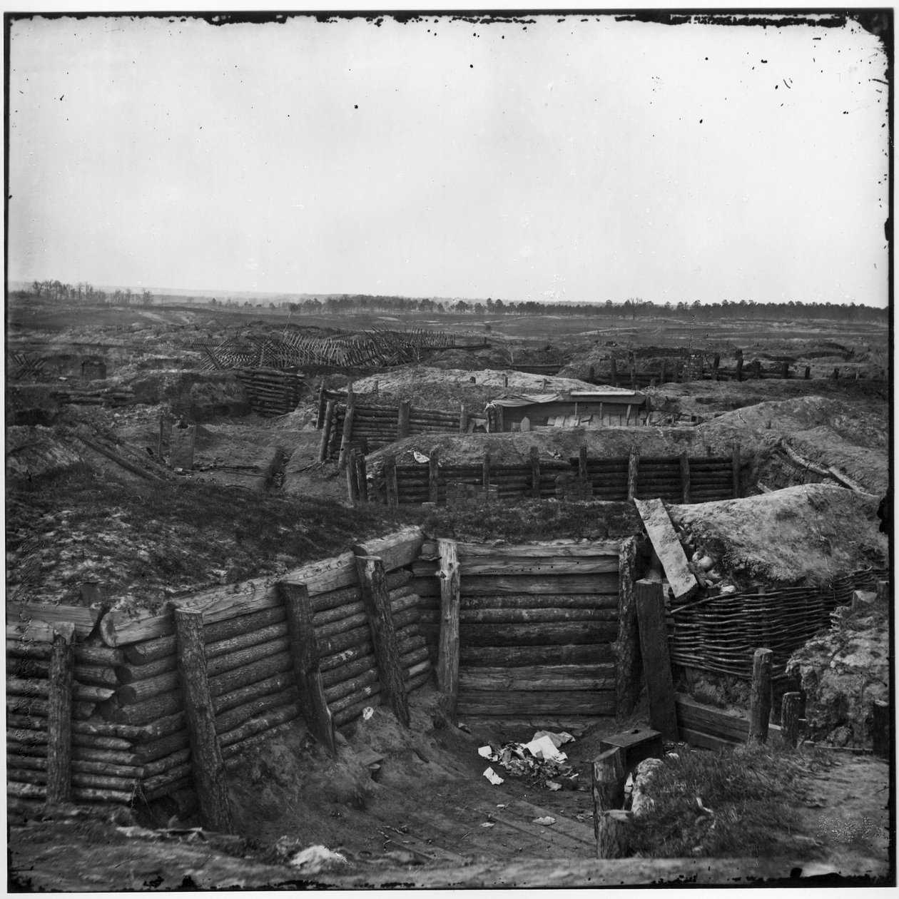 Fortificações confederadas com o Chevaux-de-Frise além, Petersburgo, Virgínia, abril de 1865 de American Photographer