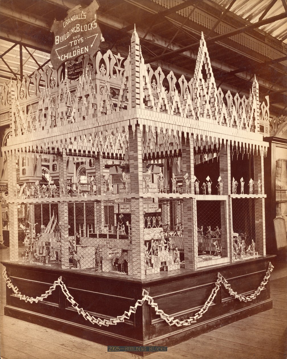 Blocos de Construção Crandalls em exibição na Exposição do Centenário, 1876 de American Photographer