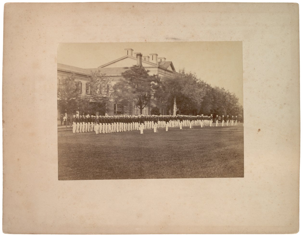 Desfile de vestidos no verão, c.1870 (foto sépia) de American Photographer