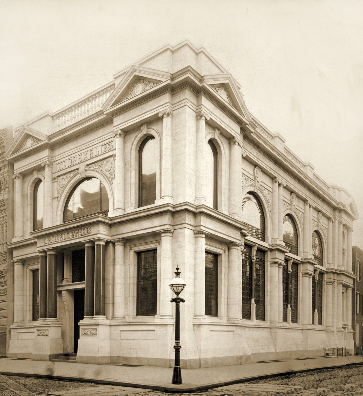 Drexel e Co., Chestnut St. South Side, a leste do 5º de American Photographer