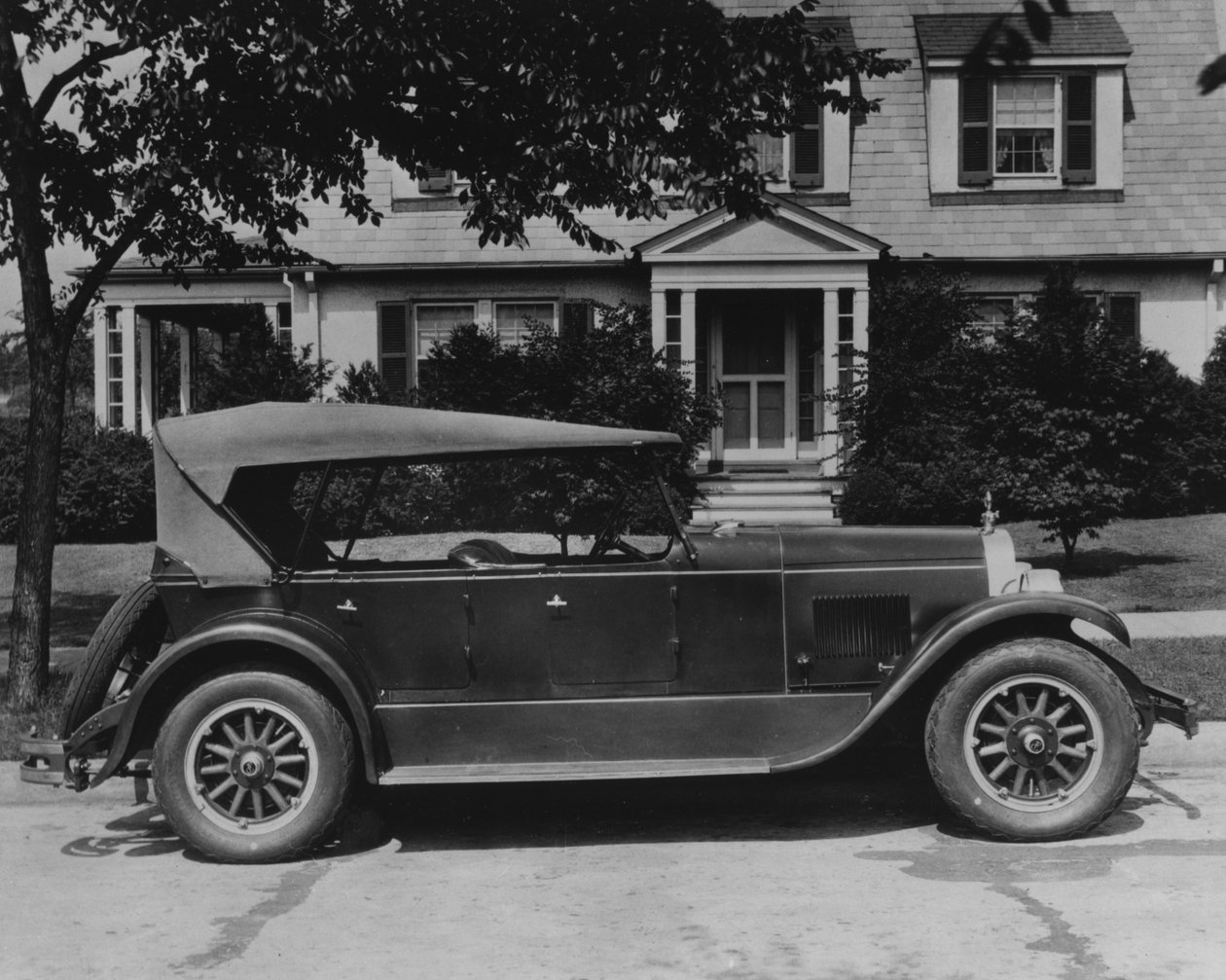 Automóvel da DuPont na frente da casa, c.1919-30 de American Photographer