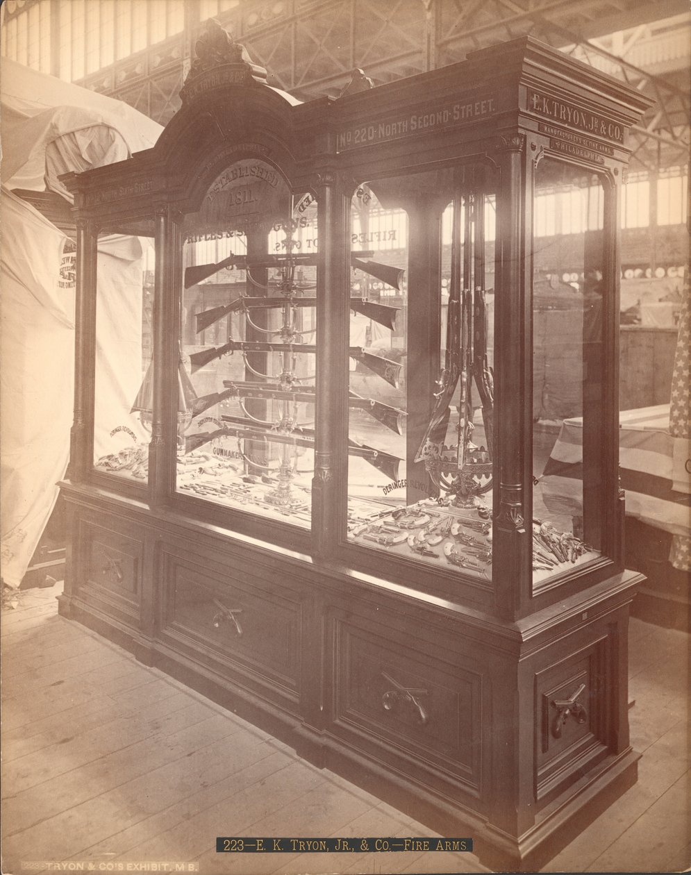 EK Tryon Jr. e co. Armas de fogo, Philadelphia Centennial Exposition, 1876 (impressão do álbum) de American Photographer