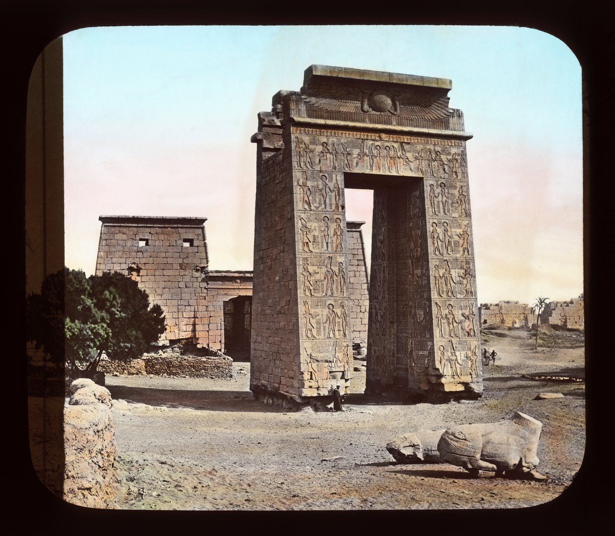 Egito - portão de Karnak e pilão (slide de lanterna) de American Photographer