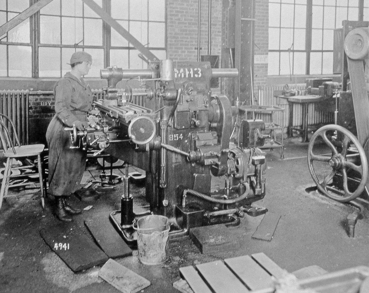 Trabalhador feminino em uma fábrica durante a primeira guerra mundial, c.1917 de American Photographer