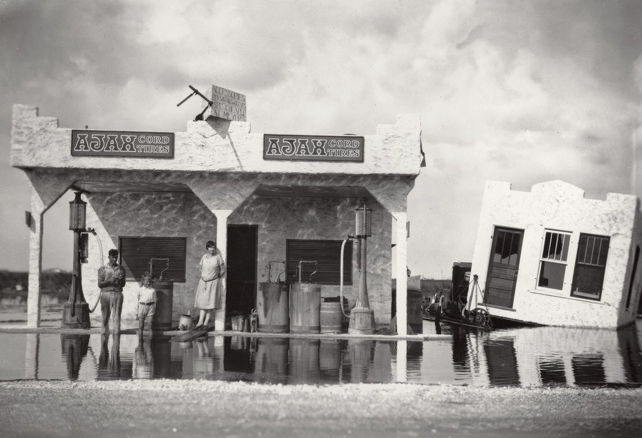 Estação de abastecimento, Hialeah, Flórida, no furacão de 1926, 1926 de American Photographer