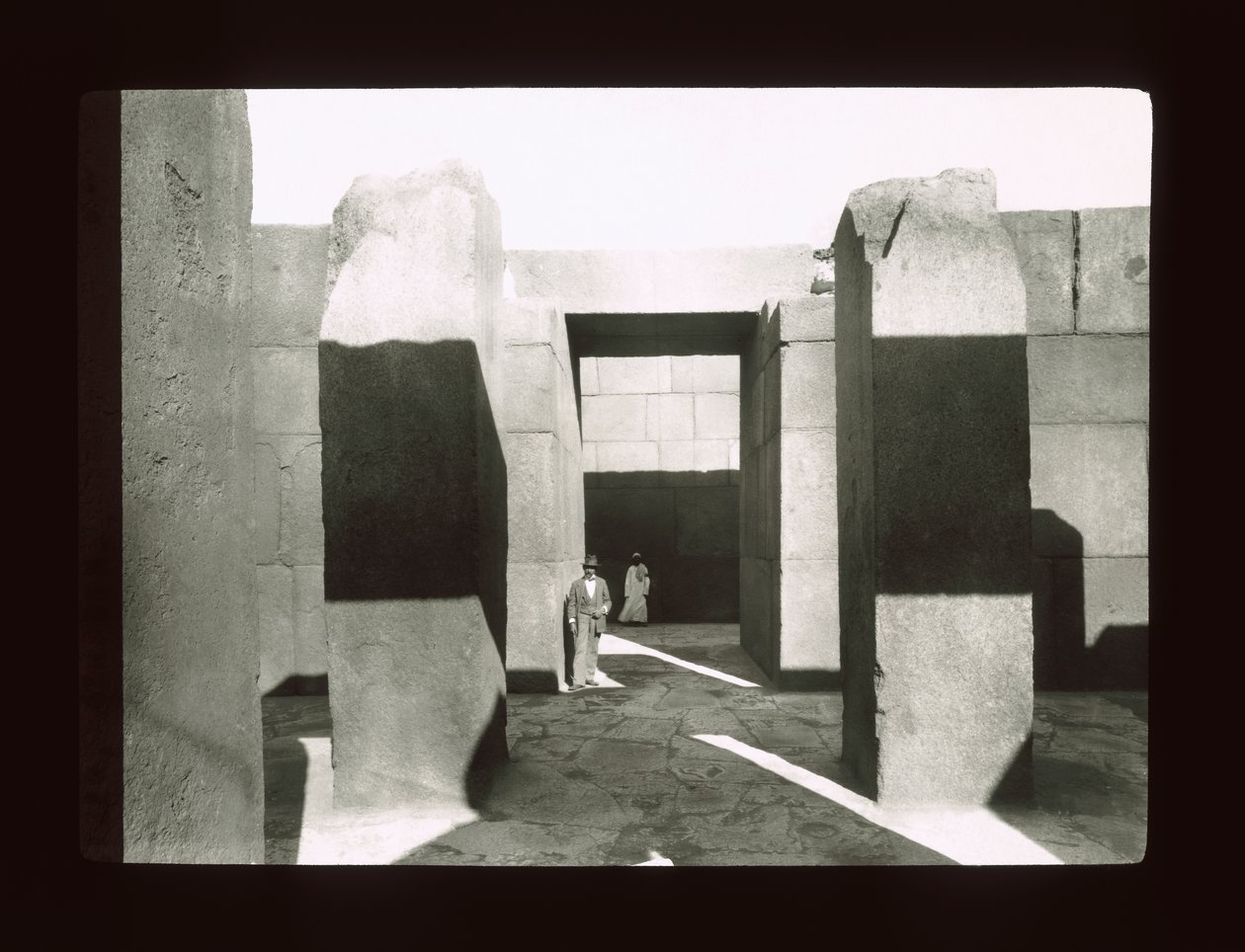 Templo de granito perto da pirâmide de Khephren, Gizeh, 4ª dinastia (slide de lanterna) de American Photographer