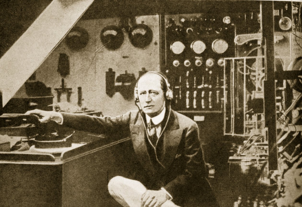 Guglielmo Marconi na cabine sem fio de seu iate, Elettra (foto sépia) de American Photographer