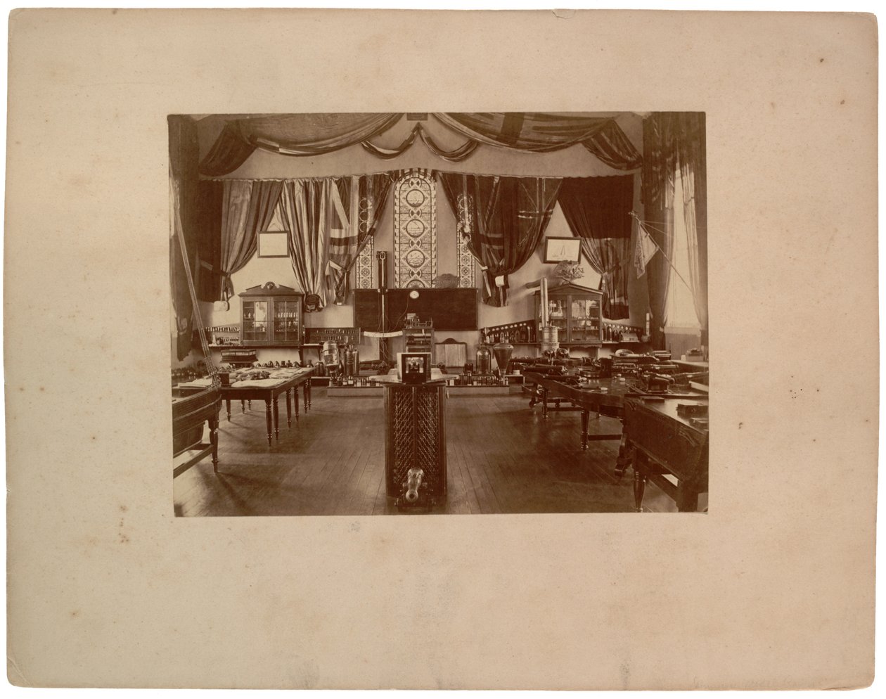 Sala de modelo de artilharia, c.1870 (foto sépia) de American Photographer