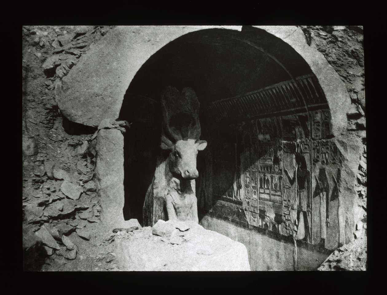 Vaca Hathor em um santuário da dinastia 18, Deir El-Bahri (lanterna) de American Photographer