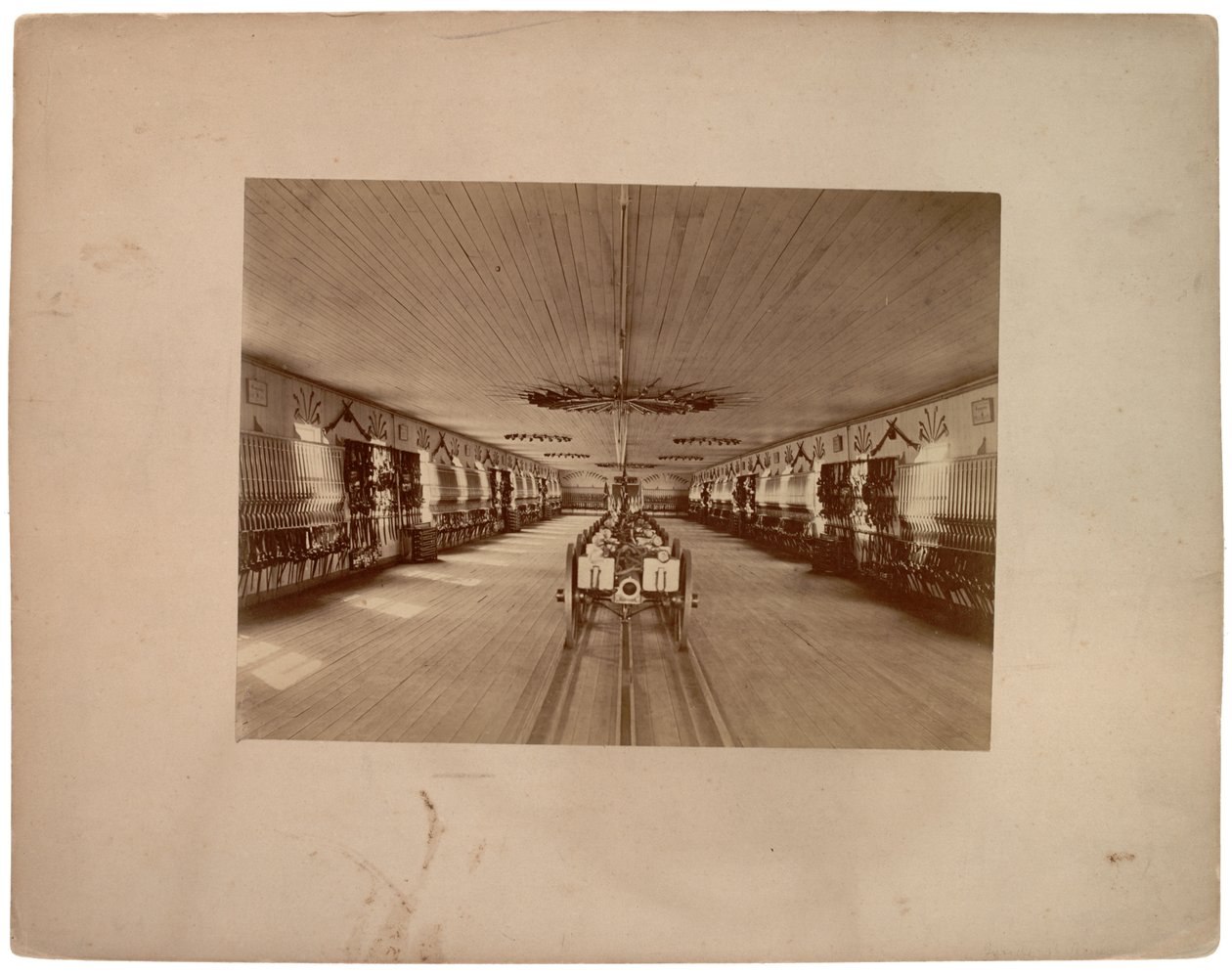 Dentro do Armward, c.1870 (foto sépia) de American Photographer