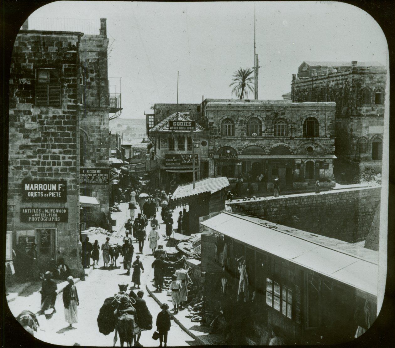 Jerusalém, dentro do Portão de Jaffa, c.1880 (impressão do slide de lanterna) de American Photographer