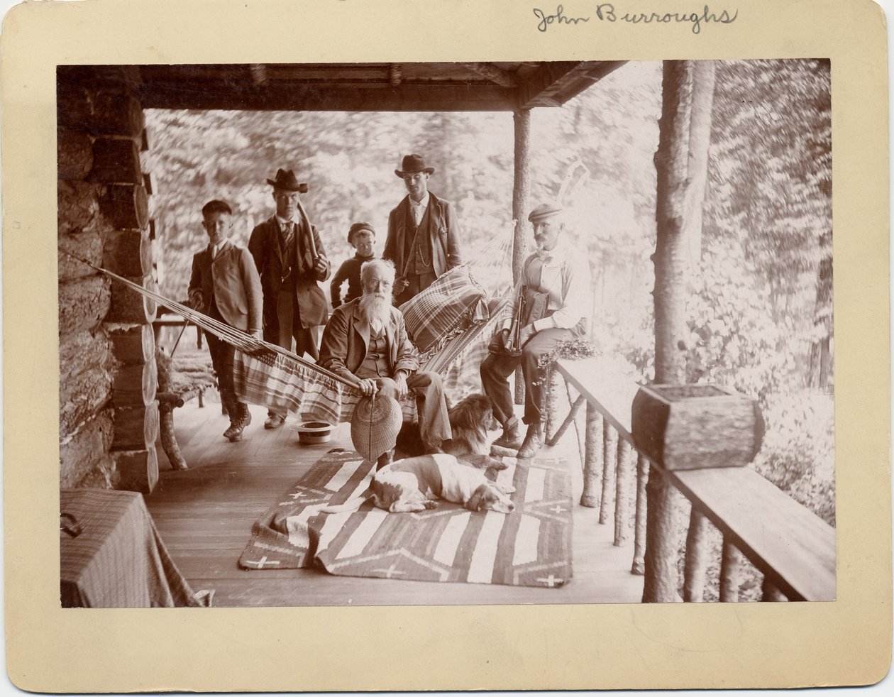 John Burroughs (1827-1921), naturalista americano, sentado na rede no centro do grupo (foto de cloreto de prata) de American Photographer