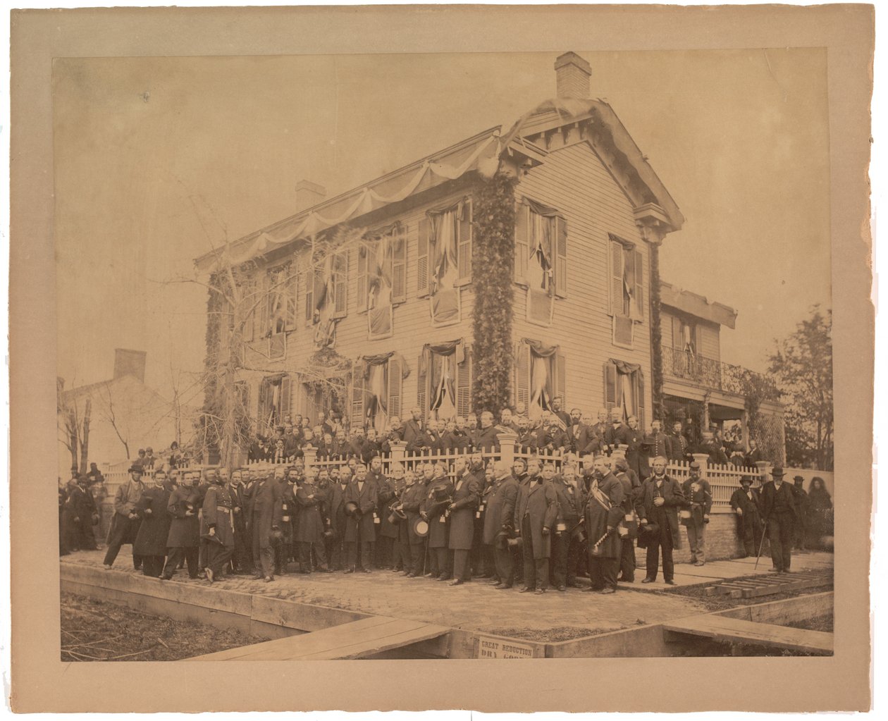 Impressão de grandes álbuns da casa de Lincoln em Springfield depois do Funeral, 1865 (foto sépia) de American Photographer