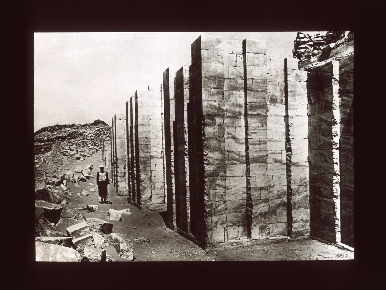 Cerco de pedra calcária da pirâmide de degraus, Sakkara, 3ª dinastia (toboágua) de American Photographer