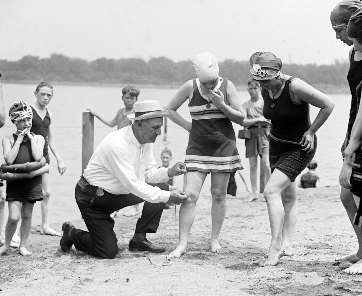 Fatos de banho de medição, c.1922 de American Photographer