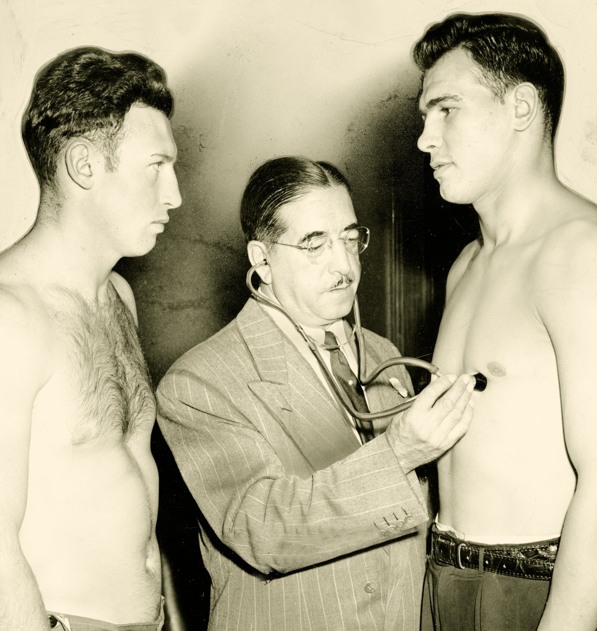 Check-up médico antes de uma partida de boxe, c. 1930 de American Photographer