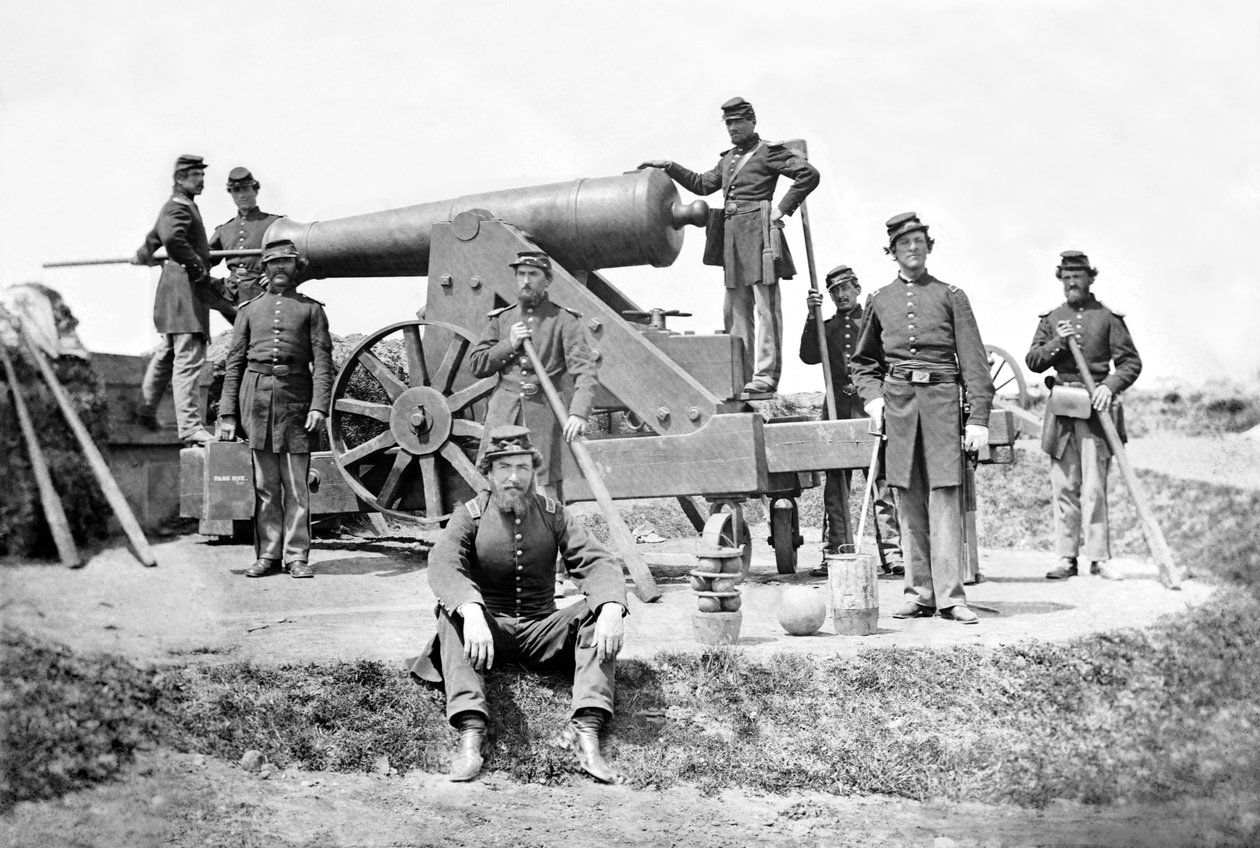 Artilheiros de Nova York com uma arma pesada em Fort Corcoran, primavera de 1862 de American Photographer
