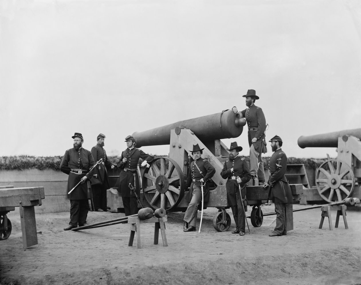 Oficiais que levantam com uma arma pesada fora de Washington, CC, CA. 1862 de American Photographer
