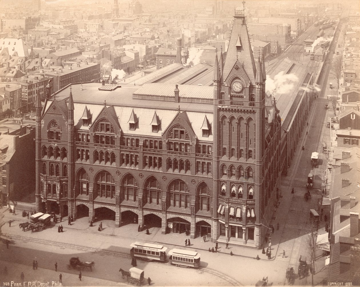 Estação Ferroviária da Pensilvânia, Market Street West na Penn Square, 1889 (albumen print) de American Photographer
