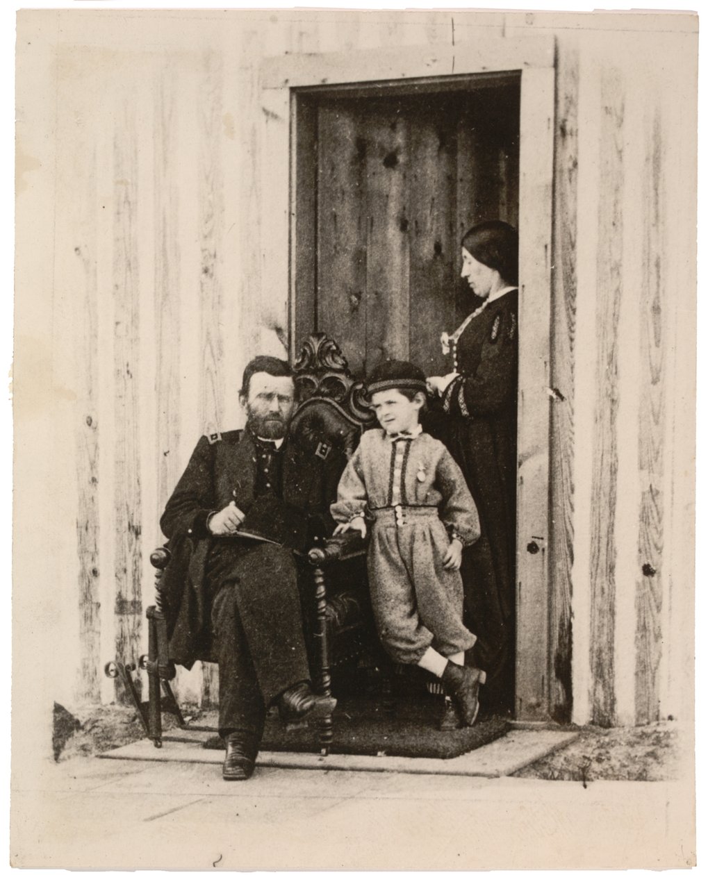 Fotografia de Ulysses S. Grant, Julia e Jesse Grant em City Point, Virgínia, 1865, impressa em 1920 (foto sépia) de American Photographer