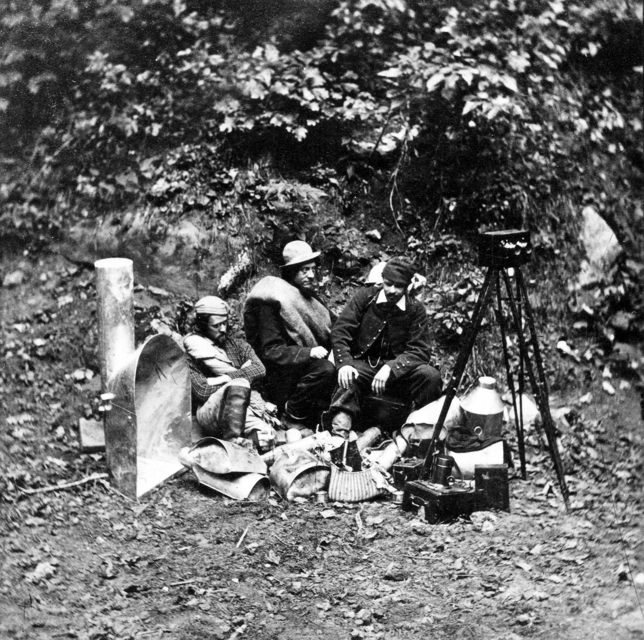 Fotógrafos e seus equipamentos em uma expedição para fotografar o interior de Mammoth Cave, da série Magnésio Light Views in Mammoth Cave, 1866 de American Photographer