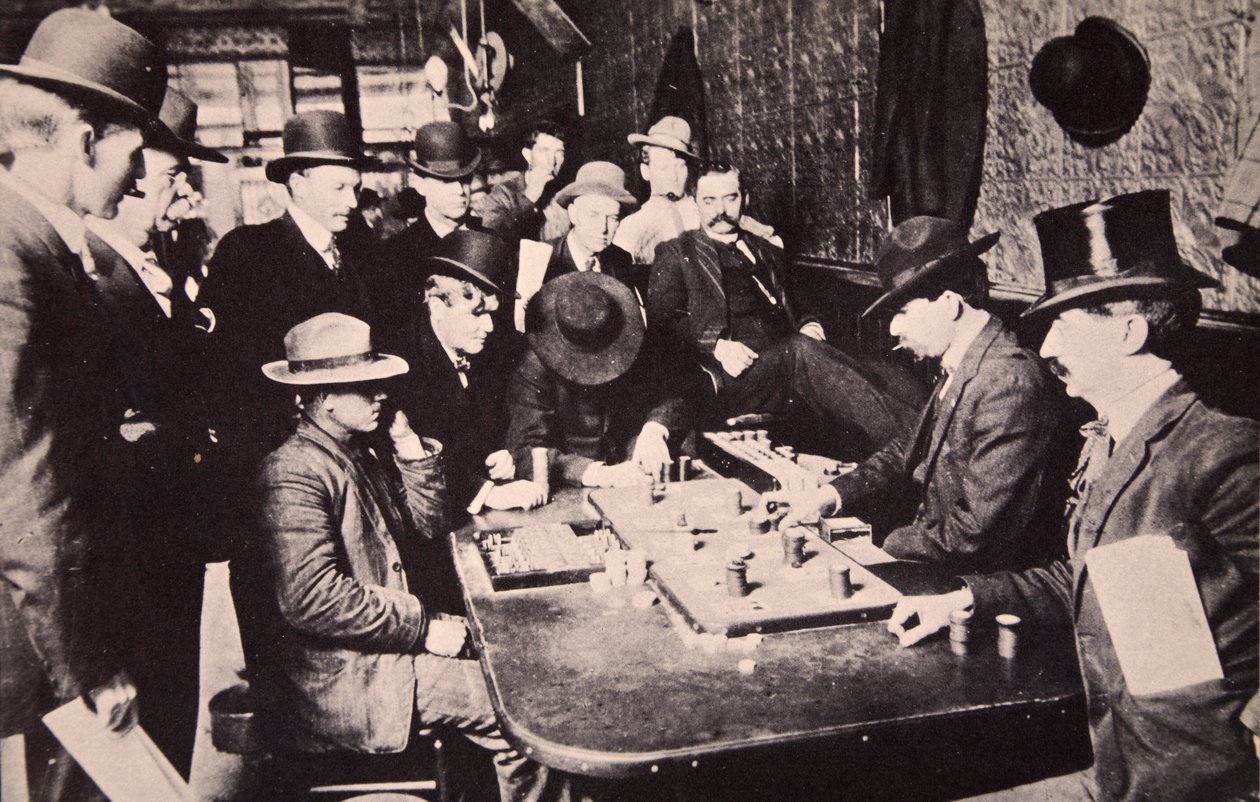 Jogando Faro no Oriente Saloon em Bizbee, Arizona, 1903 de American Photographer