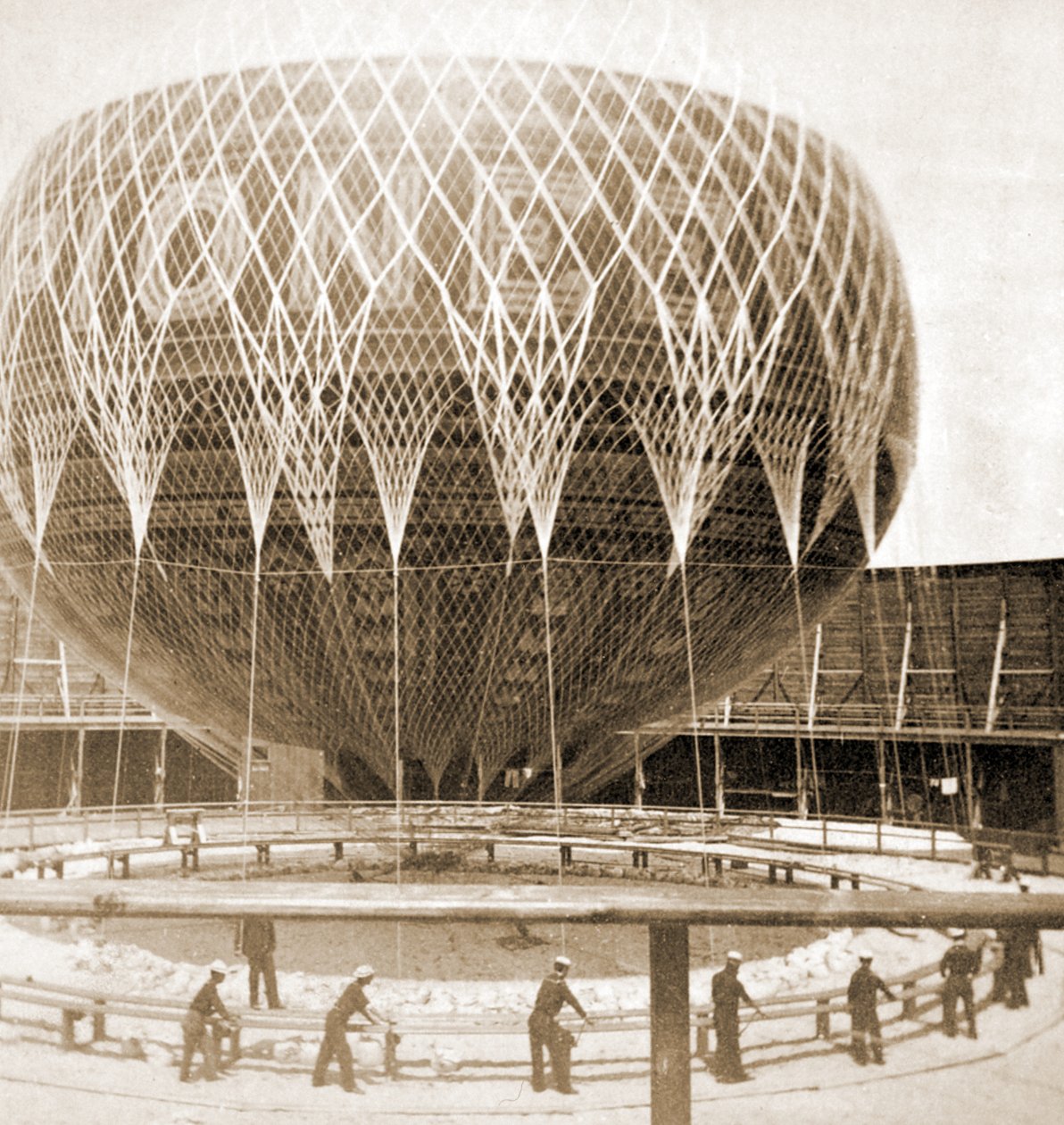 Balão prisioneiro do professor Kings, The Pioneer, Manhattan Beach Resort, Califórnia, 1879 (foto sépia) de American Photographer