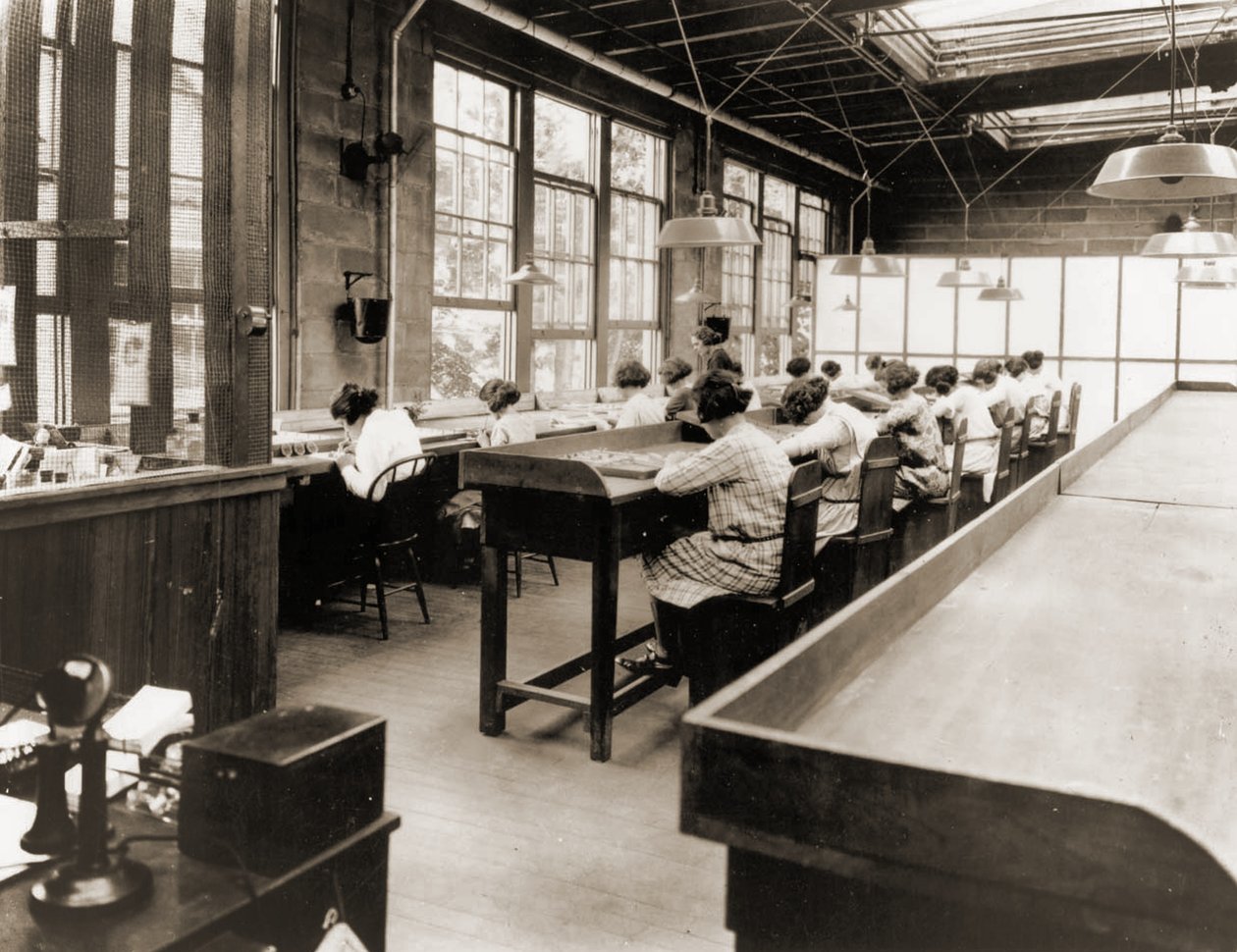 Radium Girls trabalha em uma fábrica da United States Radium Corporation. c.1922 (foto sépia) de American Photographer