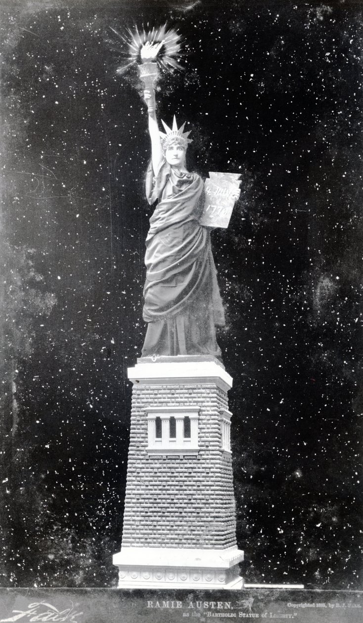 Ramie Austen como a estátua da liberdade, 1885 de American Photographer