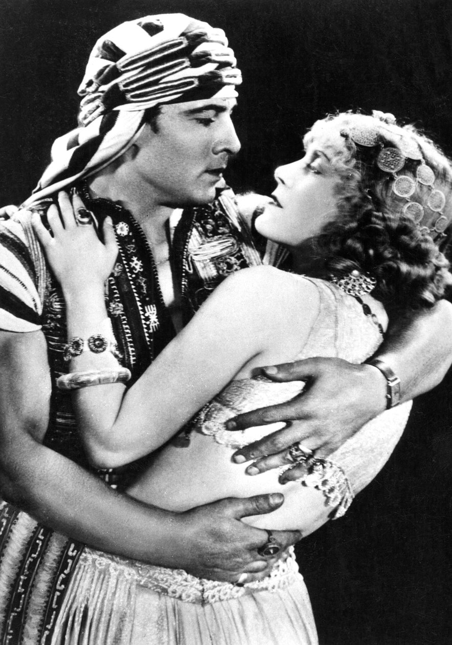 Rudolf Valentino como Ahmed e Vilma Banky como Yasmin em Son of the Sheik 1926, c.1930 de American Photographer