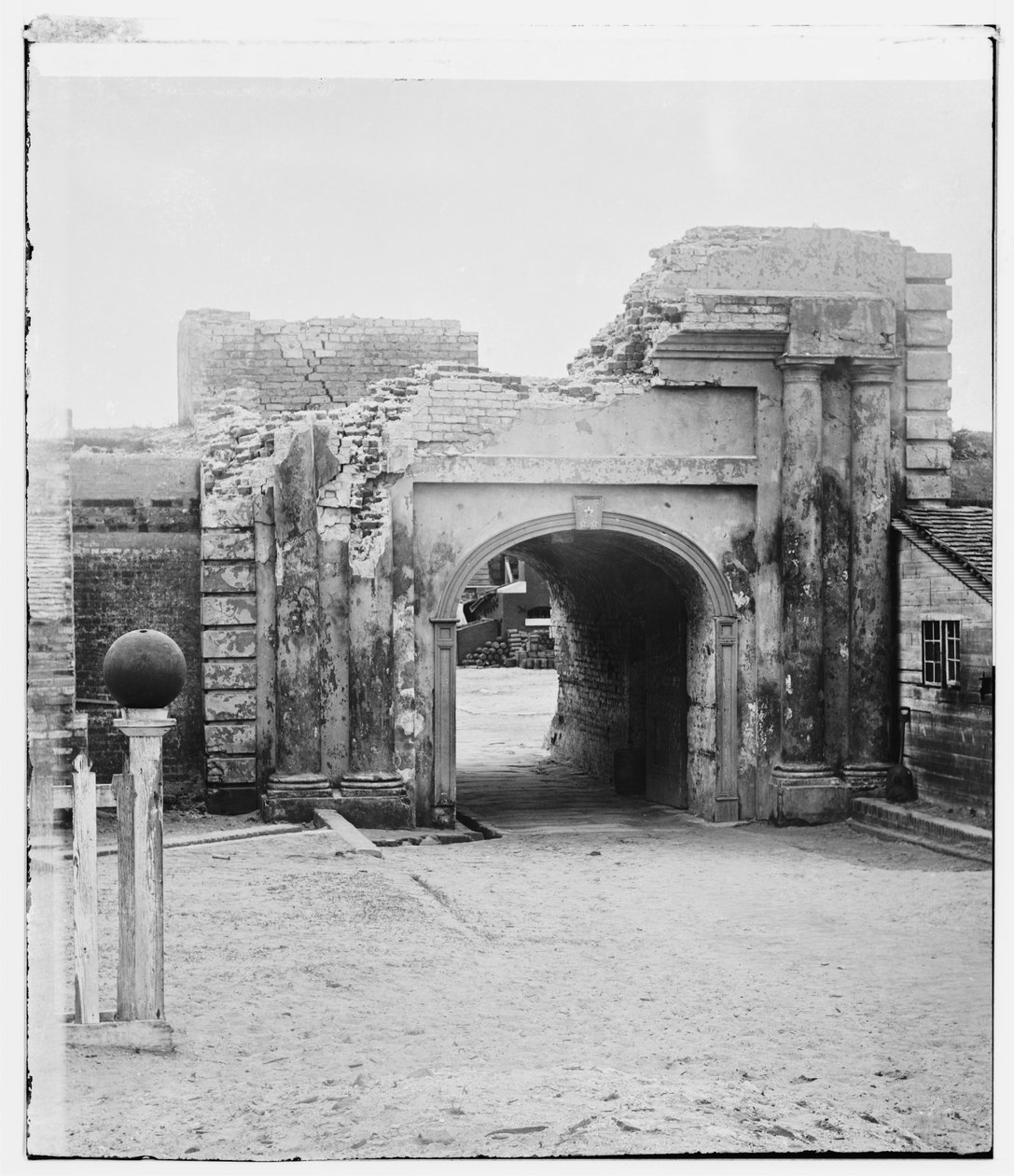 Sally-porto de Fort Moultrie, Carolina do Sul, no final dos guerreiros, 1865 de American Photographer
