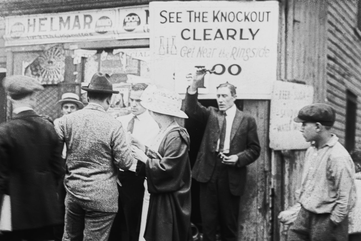 Vendendo óculos de ópera para melhor vista do jogo de boxe, Nova York, 1900 de American Photographer