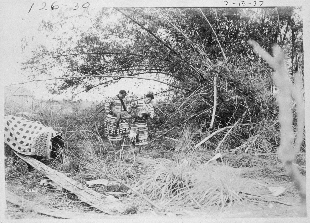 Índios Seminole com um jacaré capturado de American Photographer