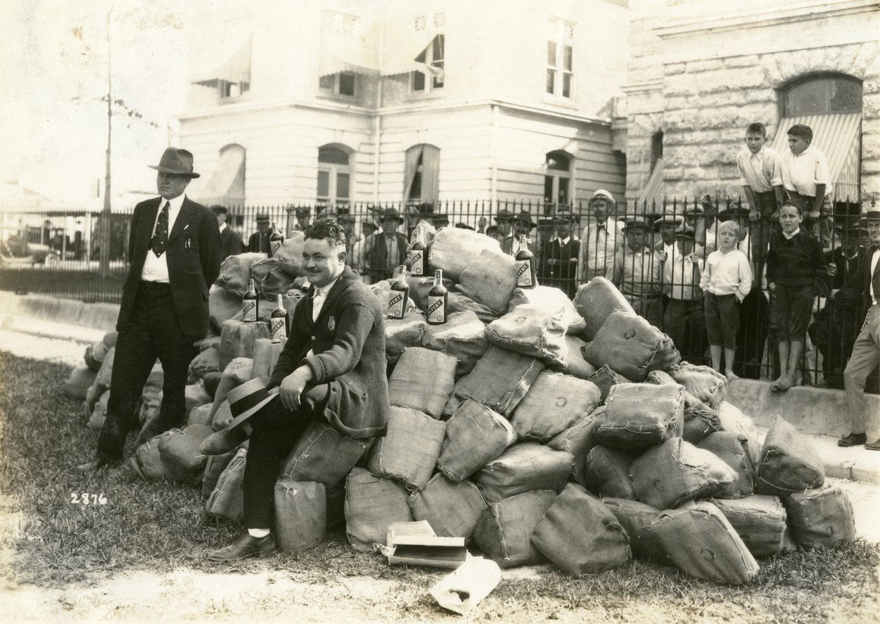 Xerife Allen com licor fora Dade County Jail, Flórida, 1922 de American Photographer
