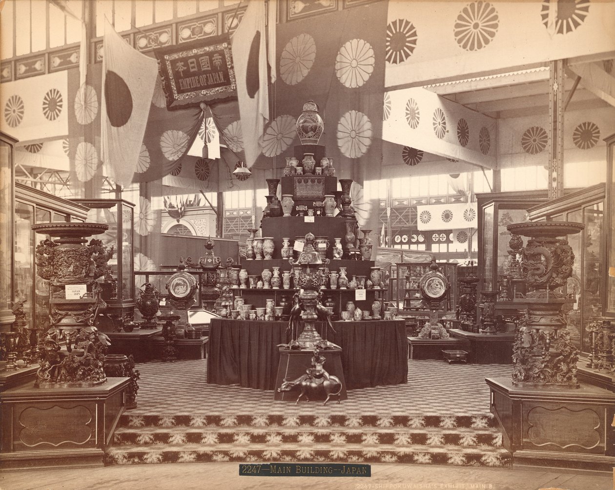 Exposição Shippokuwaishas, seção japonesa, Exposição Internacional do Centenário, 1876 (albumen print) de American Photographer