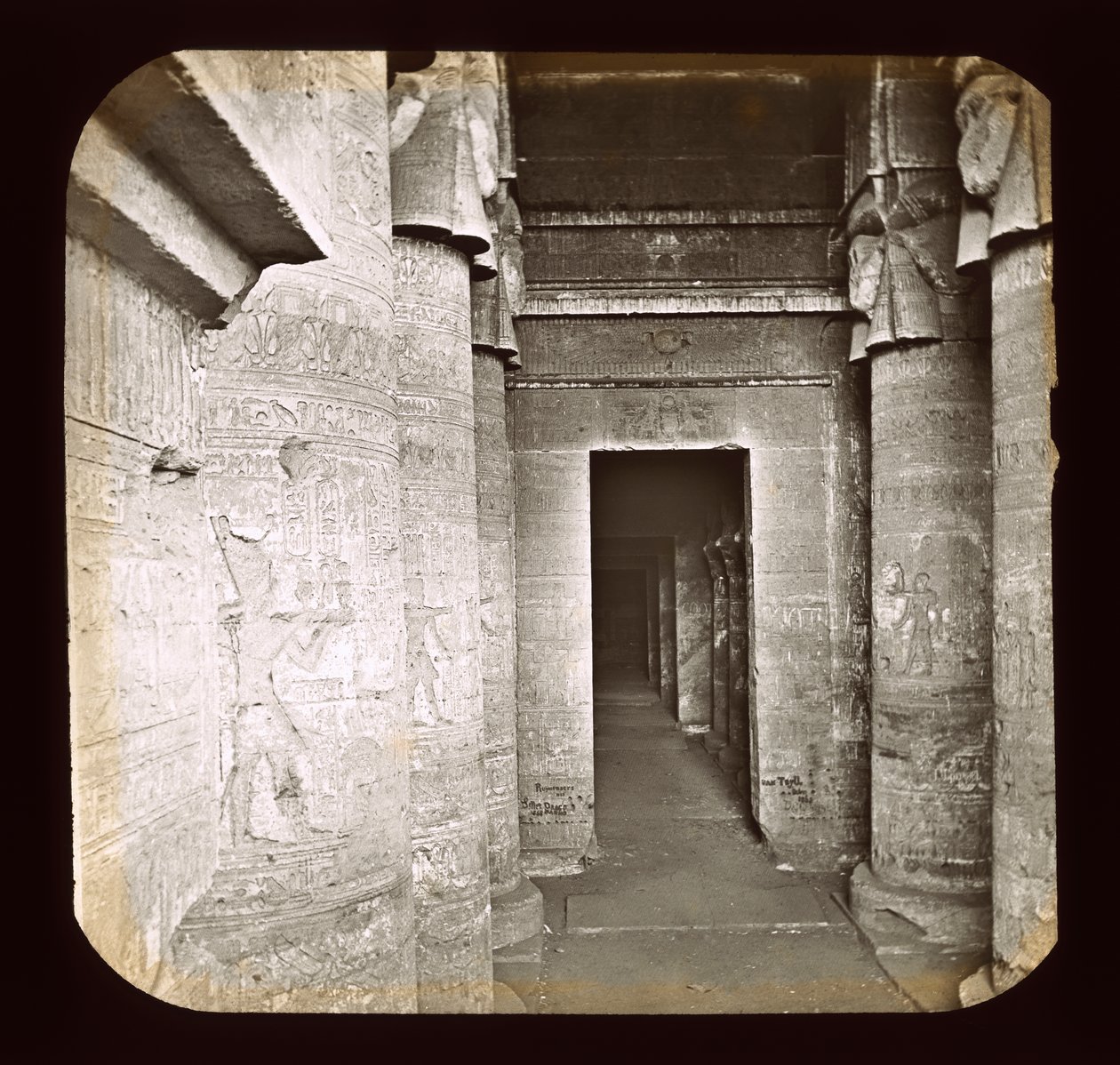 O templo de Denderah (slide de lanterna) de American Photographer