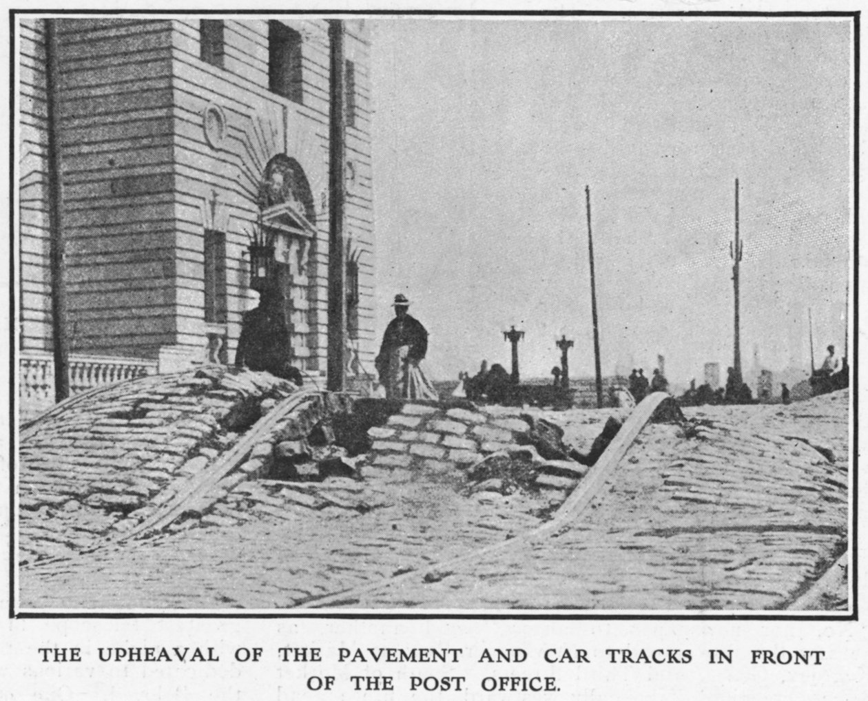 A reviravolta do pavimento e faixas de carros em frente aos Correios, após o terremoto de 1906 em San Francisco, 1906 de American Photographer