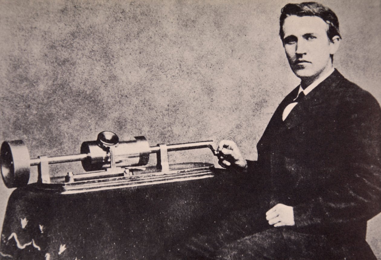 Thomas A. Edison sentado por sua invenção, o fonógrafo, 1878 de American Photographer