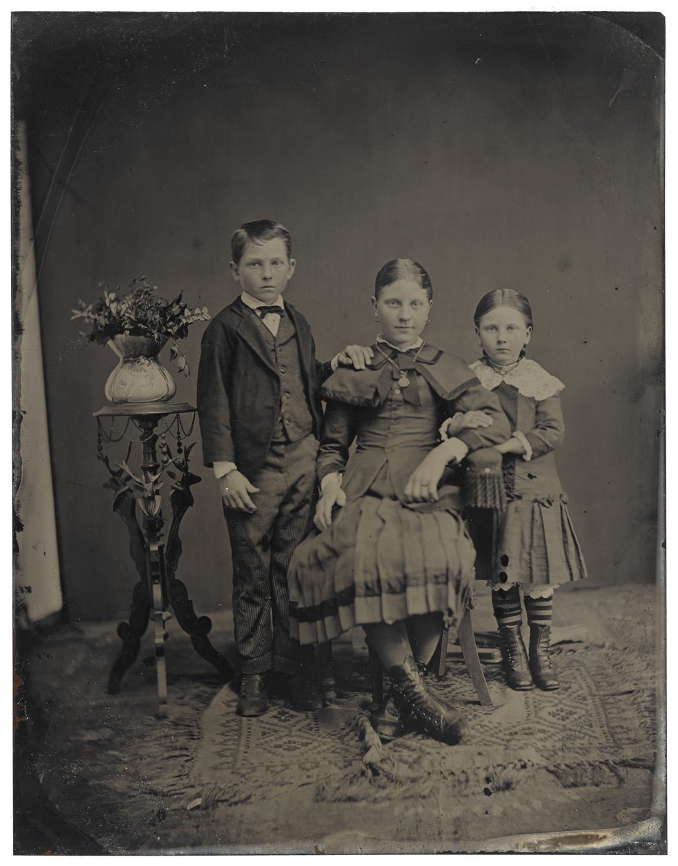 [Três crianças], c.1850-1910 (tipo estanho) de American Photographer