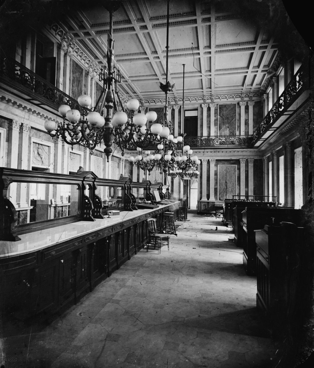 Departamento do Tesouro na época de Lincolns (sala de dinheiro - atrás das mesas), 1861-65 de American Photographer