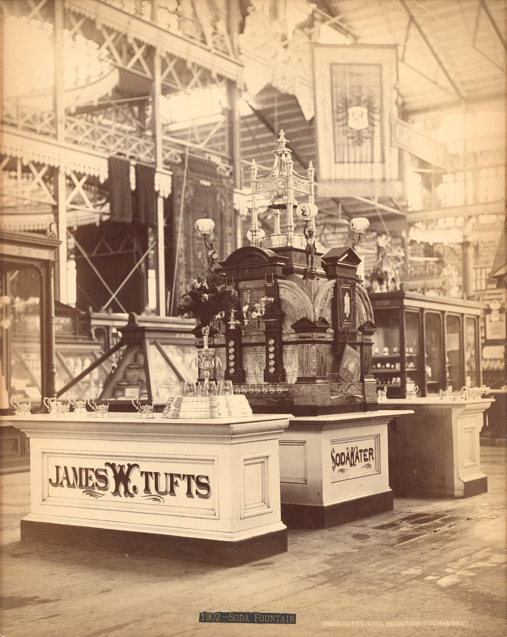 Tufts soda fountain Alhambra, 1876 (impressão de albúmen de prata) de American Photographer