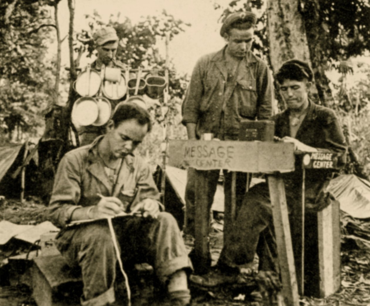 Tropas dos EUA aprendem criptografia, Tarawa, Papua Nova Guiné, junho de 1943 (foto sépia) de American Photographer