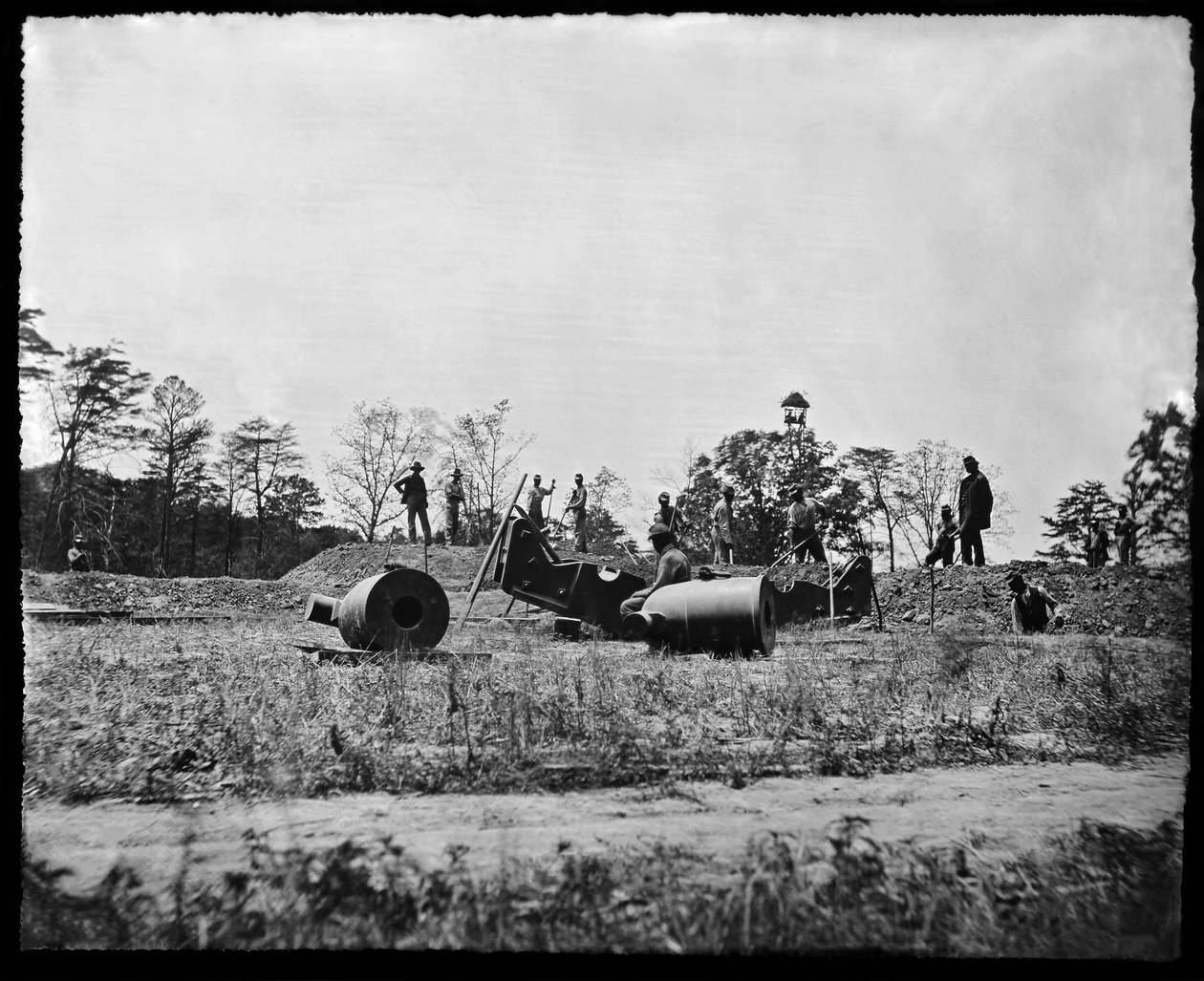 Trabalho da União-detalhe preparando-se para instalar morteiros perto de Petersburg, Virginia, verão de 1864 de American Photographer