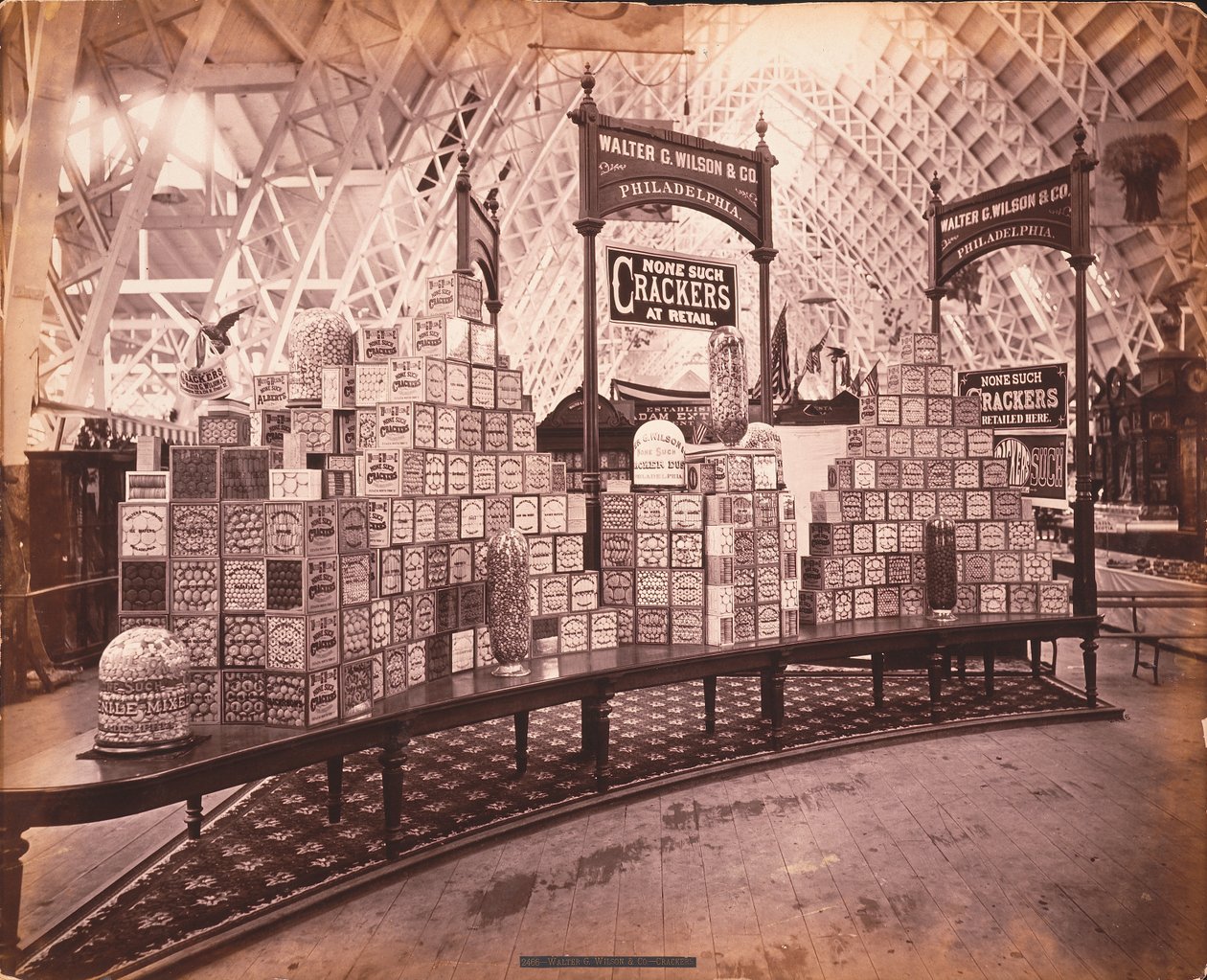 Exposição WG Wilson und Co.s - Walter G. Wilson e Co. Crackers, Agricultural Hall, Filadélfia, c.1876 (impressão de albume) de American Photographer