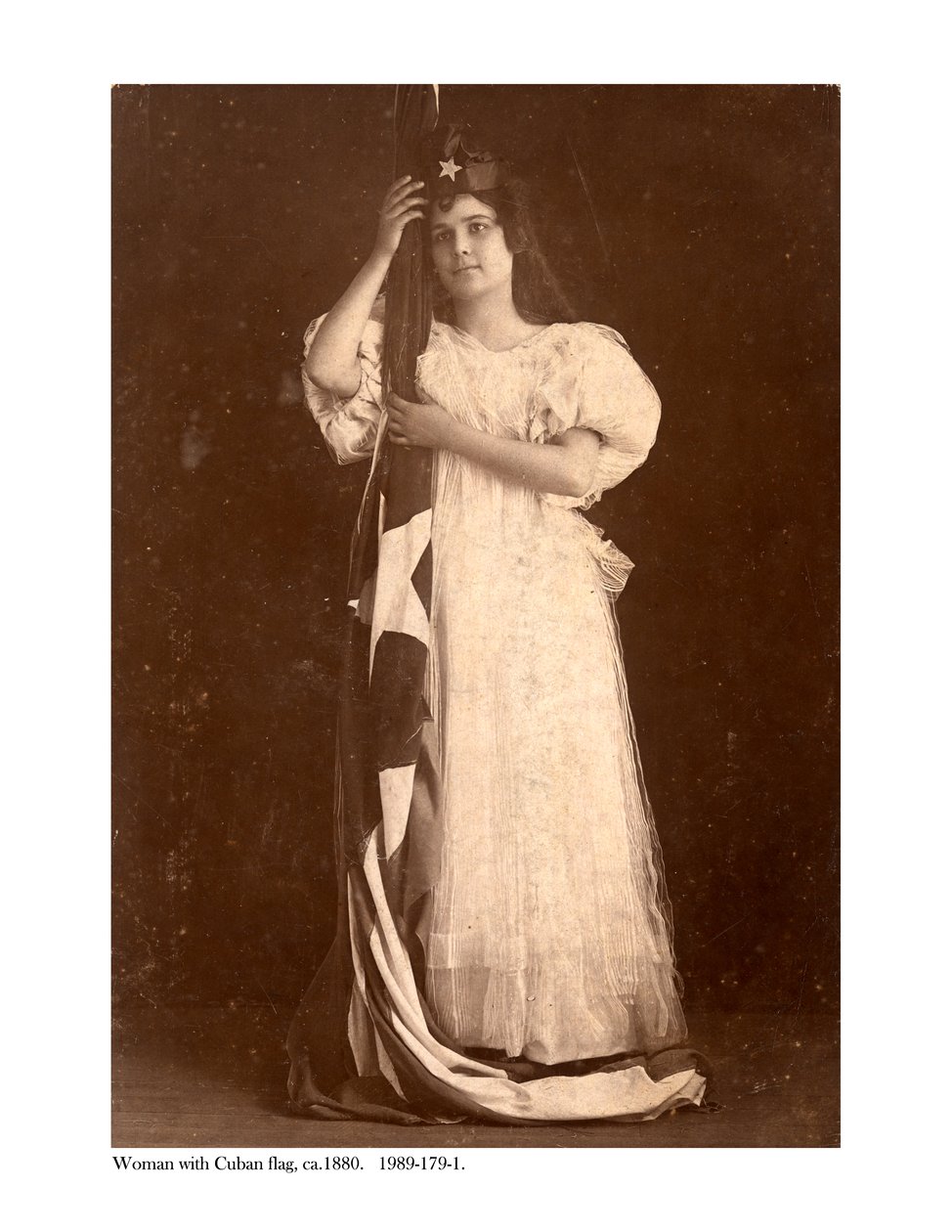 Mulher, com, bandeira cubana, c.1880 de American Photographer