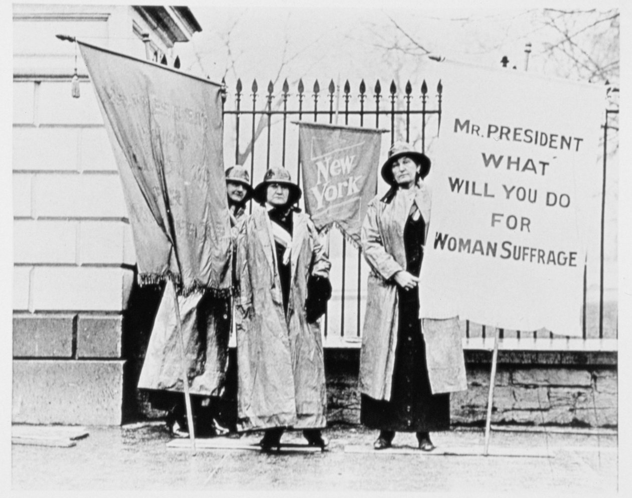 Mulheres, ficar, segurando, bandeiras, exterior, a, casa branca, portão, cc washington de American Photographer