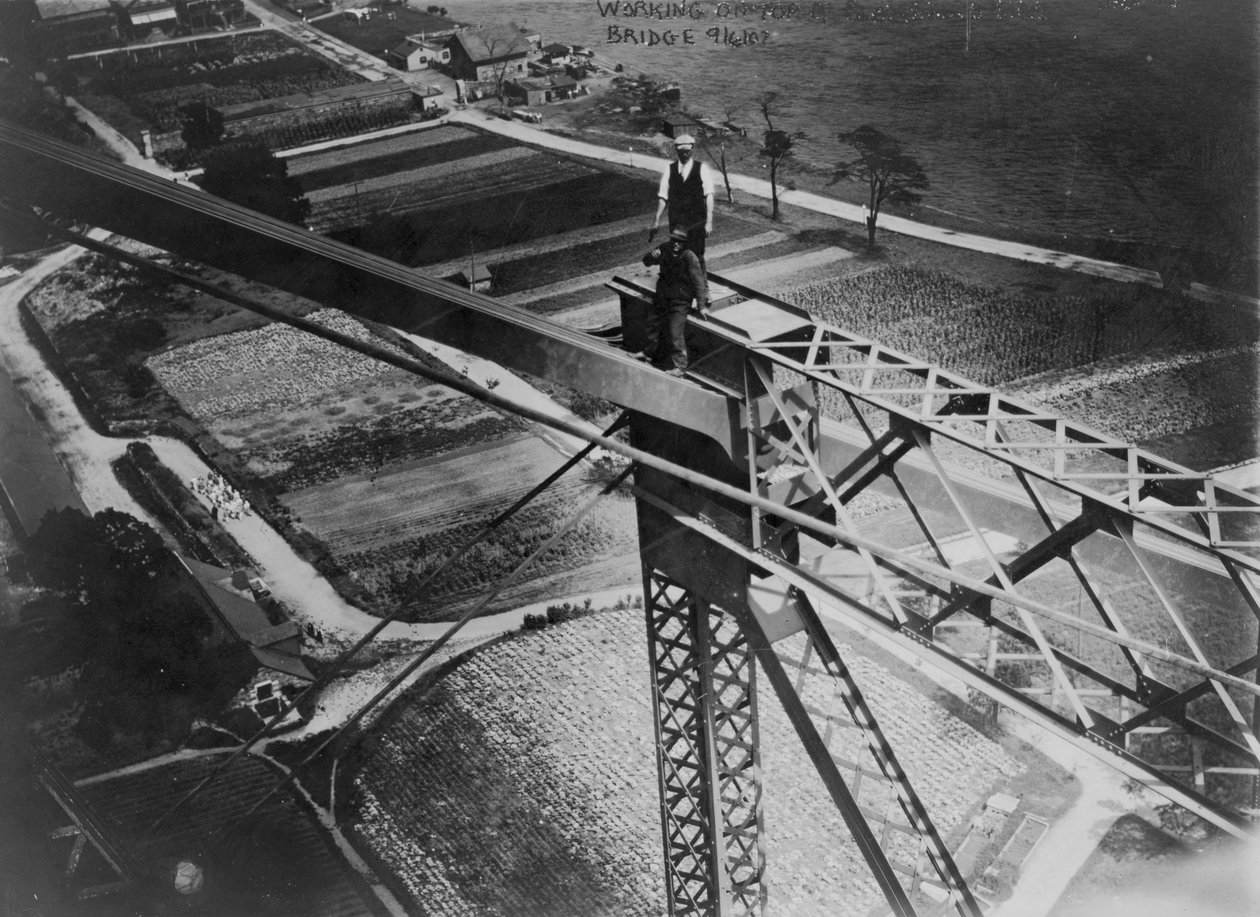 Trabalhando no topo da ponte da Ilha Blackwells, 1907 de American Photographer