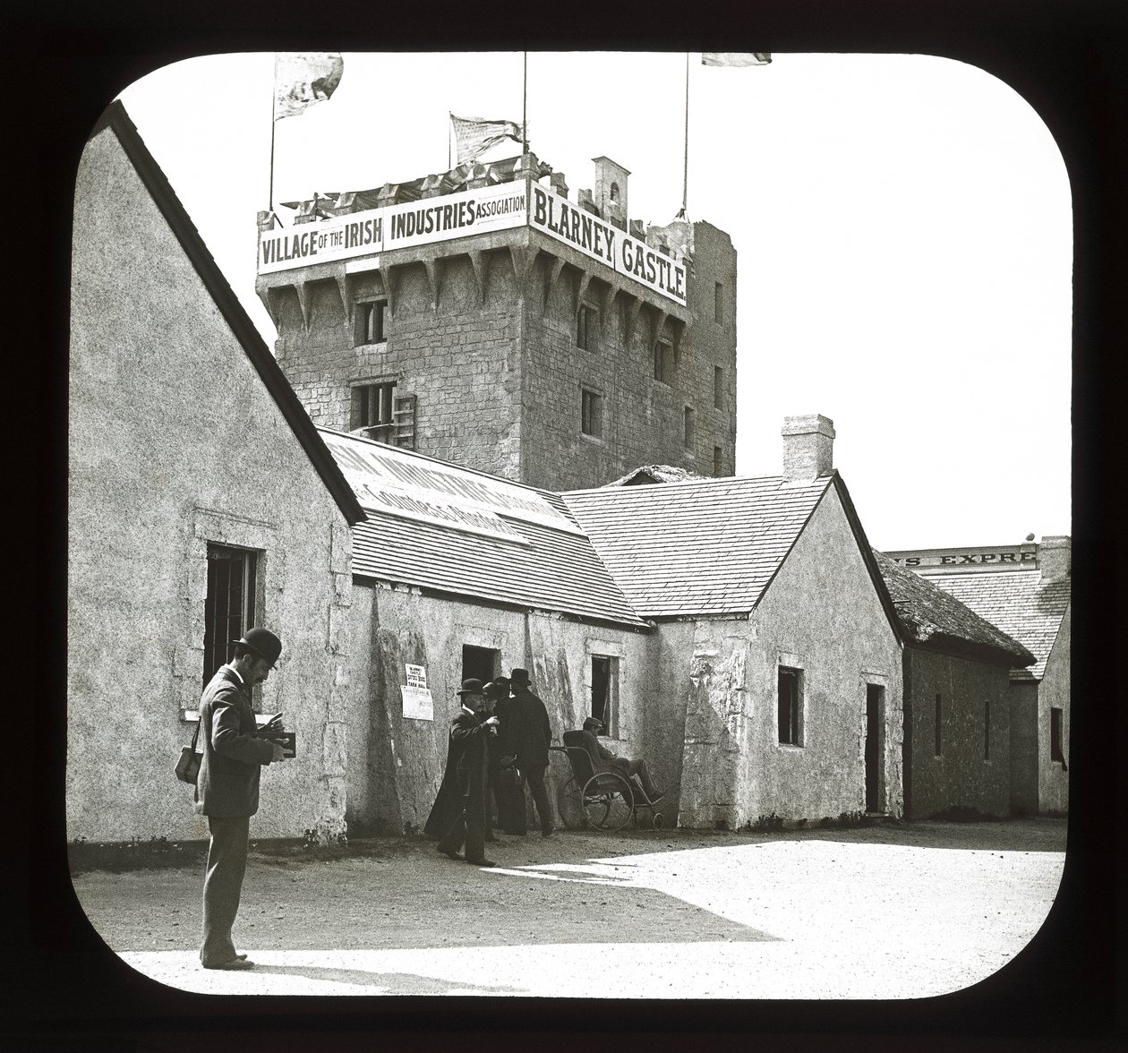 Worlds Columbian Exposition: Aldeia da Irlanda, Chicago, 1893 (lanterna) de American Photographer
